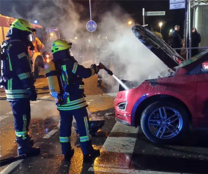 Technischer Defekt: Pkw brennt vor Feuerwehrhaus Einsatzkräfte der Feuerwehr Seesen löschen den Motorraum des Autos. Foto: Feuerwehr Seesen