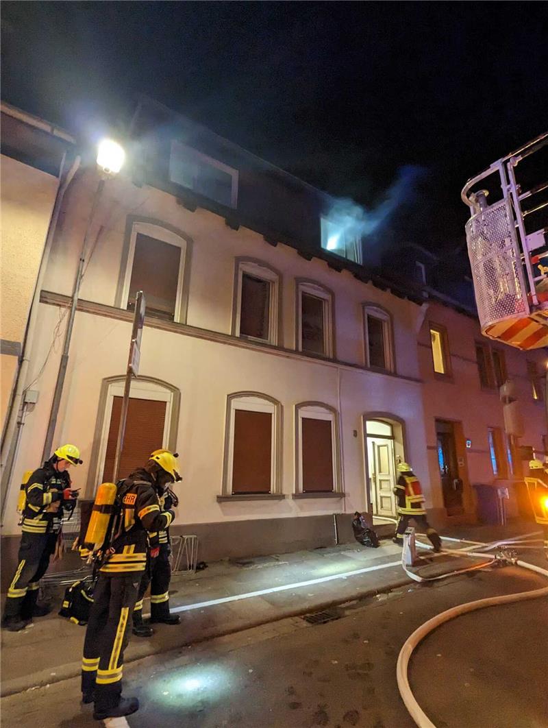 Brand in Seesen: Technischer Defekt ausgeschlosen Einsatzkräfte der Feuerwehr Seesen stehen vor dem Wohnhaus in der Bahnhofsstraße. Foto: Feuerwehr Seesen