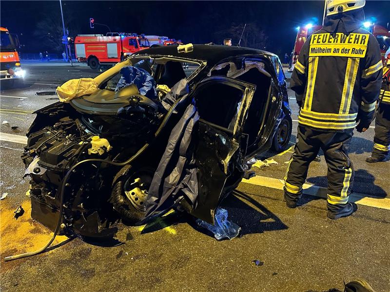 Tödlicher Unfall - 27-Jähriger unter Mordverdacht in U-Haft Einsatzkräfte der Feuerwehr an der Unfallstelle.