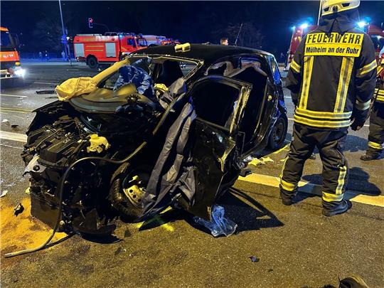 Einsatzkräfte der Feuerwehr an der Unfallstelle.