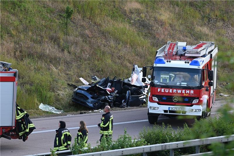 Schwerer Unfall auf A14 bei Halle Einsatzkräfte der Feuerwehr an der Unfallstelle auf der Autobahn 14 bei Halle.