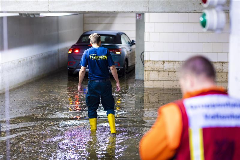 „Lambert“ hält die Region in Atem – Goslar bleibt verschont Einsatzkräfte der Feuerwehr arbeiten in der Nacht in einer mit Regenwasser vollgelaufenen Tiefgarage. Die Unwetter sorgten in Braunschweig für zahlreiche Einsätze. Foto: picture alliance/dpa | Moritz Frankenberg