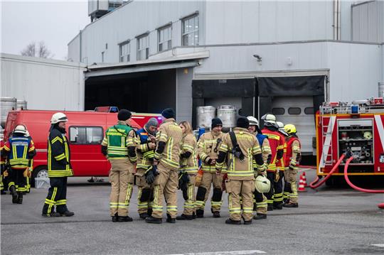 Einsatzkräfte der Feuerwehr auf dem Gelände der Firma in Konstanz.