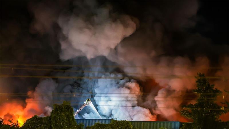 Immenser Schaden nach Feuer auf Stuttgarter Großmarkt Einsatzkräfte der Feuerwehr bekämpfen den Brand auf dem Stuttgarter Großmarkt.