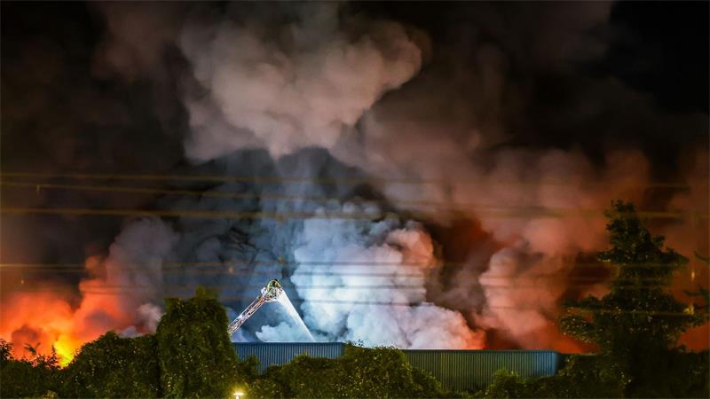 Brand auf Stuttgarter Großmarkt verursacht Millionenschaden Einsatzkräfte der Feuerwehr bekämpfen den Brand in einem Gewerbegebiet in Stuttgart.
