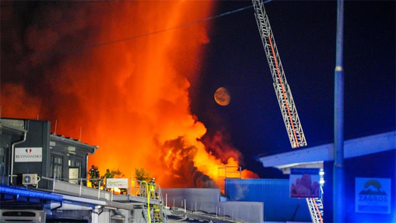 Einsatzkräfte der Feuerwehr bekämpfen einen Brand in einem Gewerbegebiet in Stuttgart.
