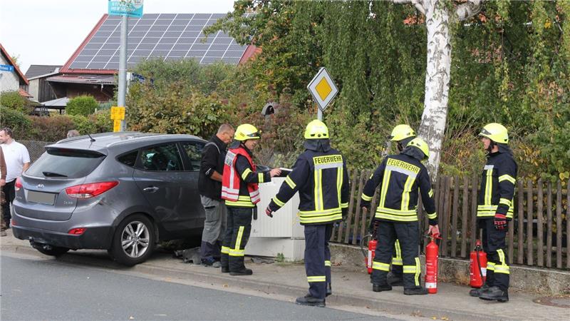 Einsatzkräfte der Feuerwehr besprechen sich am Unfallort. Foto: Leifeld