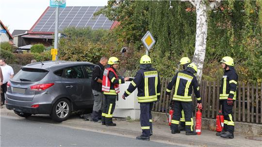 Einsatzkräfte der Feuerwehr besprechen sich am Unfallort. Foto: Leifeld