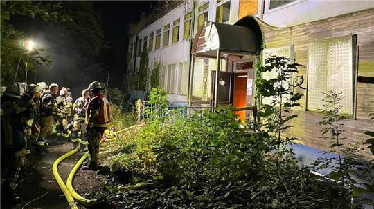 Einsatzkräfte der Feuerwehr haben eine Gruppe Jugendliche aus einem alten Schwimmbad in Essen-Kray gerettet.