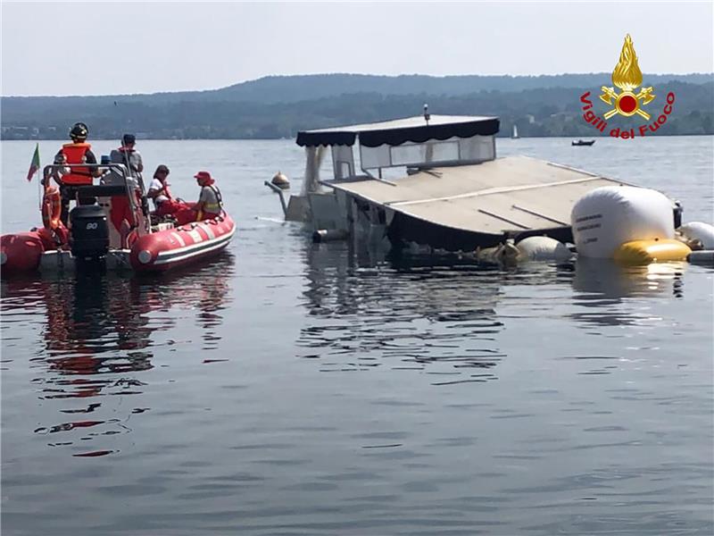 Bootsunglück in Italien: Toter Ex-Mossad-Mann ausgeflogen Einsatzkräfte der Feuerwehr holen das gesunkene Boot auf dem Lago Maggiore mit Ballons an die Oberfläche.