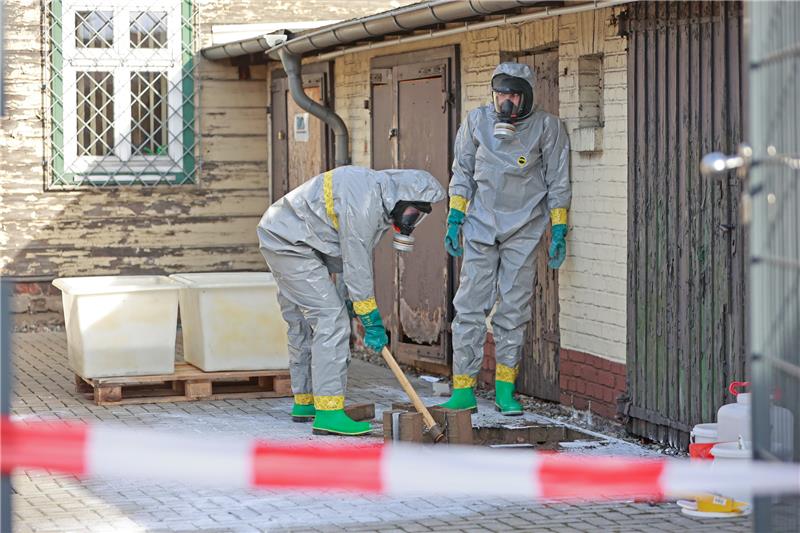 Quecksilber in Wernigerode verschüttet – Herkunft weiter unklar Einsatzkräfte der Feuerwehr im ABC-Schutzanzug beseitigen kontaminierten Boden. Foto: picture alliance/dpa | Matthias Bein