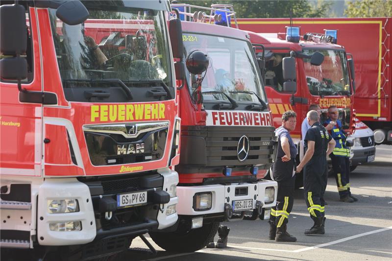 Einsatzkräfte der Feuerwehr in Schierke planen die Waldbrandbekämpfung am Brocke...