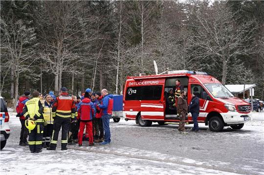 Einsatzkräfte der Feuerwehr in der Nähe der Stelle, an der das Kleinflugzeug im Bayerischen Wald abgestürzt ist.