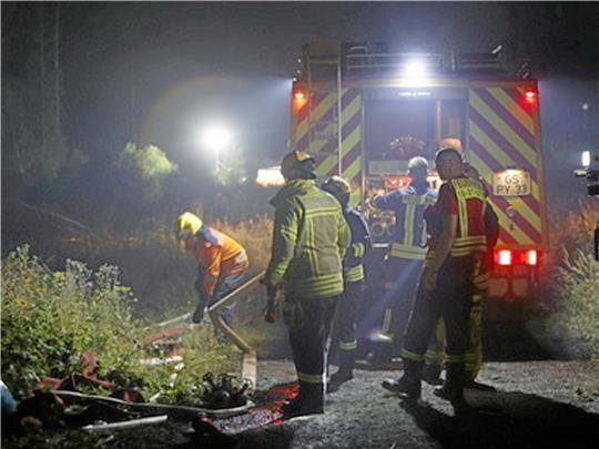 Einsatzkräfte der Feuerwehr legen Donnerstagnacht eine Schlauchleitung.