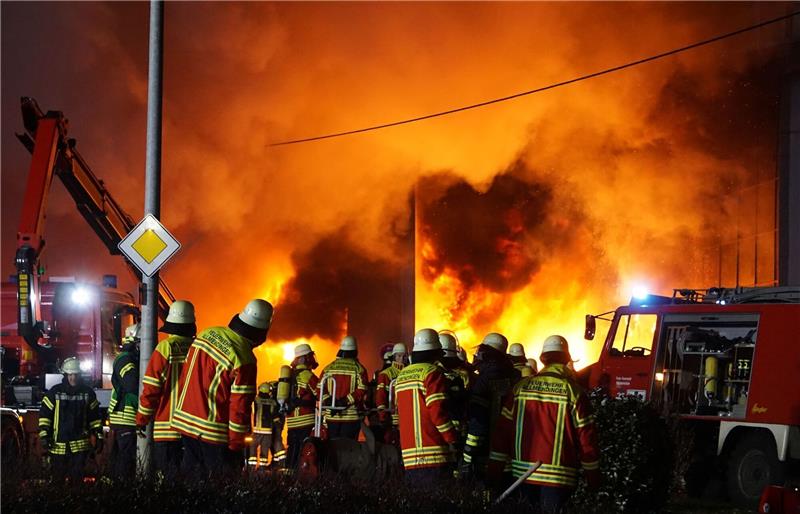 Polizei: Schaden bei Großbrand über 200 Millionen Euro Einsatzkräfte der Feuerwehr löschen den Brand auf dem Firmengelände eines Automobilzulieferers in Allmendingen.