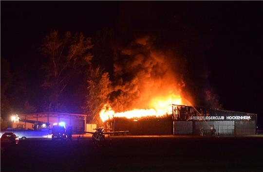 Einsatzkräfte der Feuerwehr löschen den Brand einer Lagerhalle.