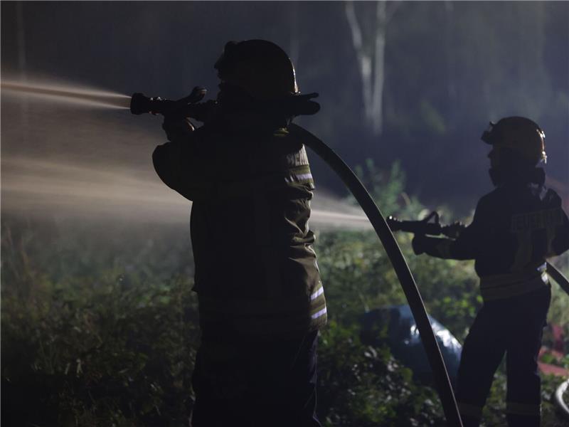 Waldbrand bei Schierke vorerst unter Kontrolle – Hubschrauber im Einsatz Einsatzkräfte der Feuerwehr löschen in der Nacht weiterhin die Glutnester im Wald ab.