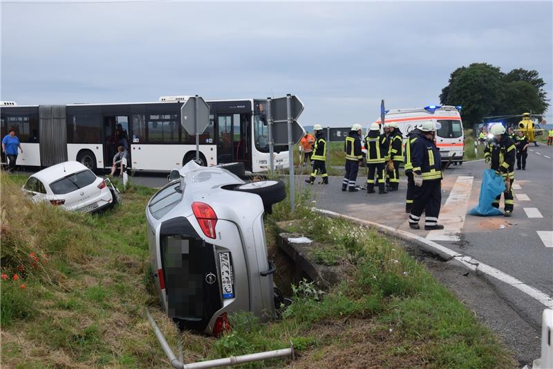 Zusammenstoß an Gielder Kreuzung – Hubschrauber im Einsatz Einsatzkräfte der Feuerwehr mussten auslaufende Betriebsstoffe aufnehmen. Foto: Koglin