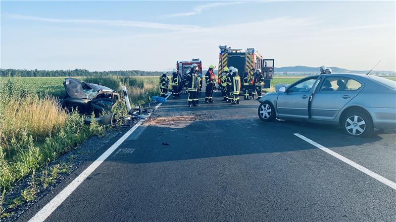 Unfall auf der B6: Drei Schwerverletzte bei Frontalkollision Einsatzkräfte der Feuerwehr mussten den Fahrer des Dacias aus dem Pkw befreien. Foto: Eikhorst