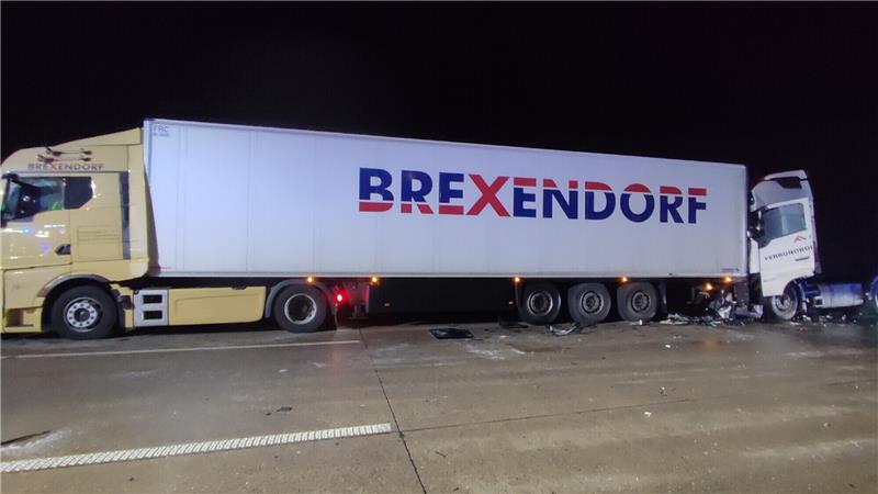 Nach Unfall im Führerhaus eingeklemmt: Lkw-Fahrer wird schwer verletzt Einsatzkräfte der Feuerwehr mussten den eingeklemmten Trucker aus seinem Führerhaus befreien. Foto: Polizeiinspektion Hildesheim
