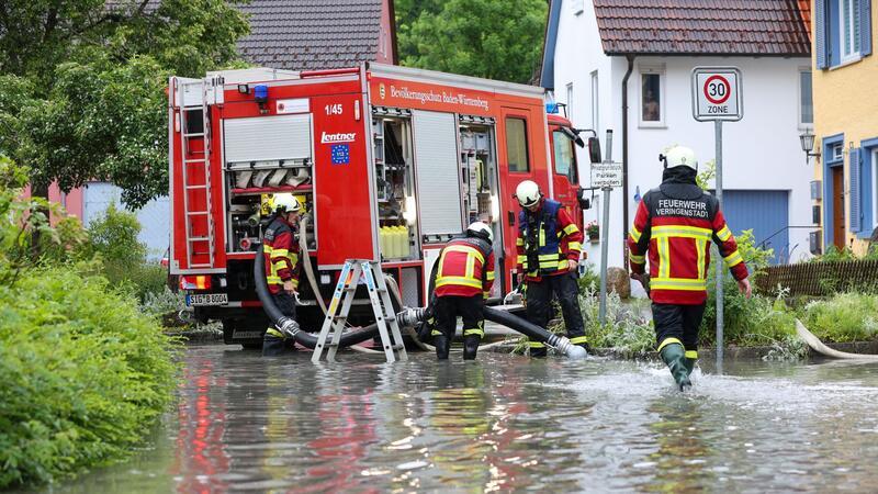 Einsatzkräfte der Feuerwehr pumpen nach einem Unwetter einen Keller in Veringenstadt leer.