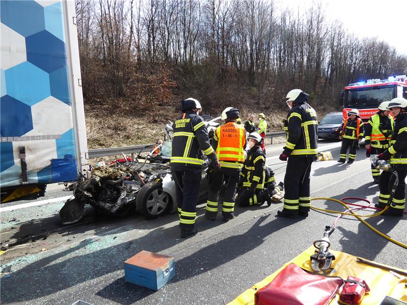 Einsatzkräfte der Feuerwehr sind am Unfallort auf der Autobahn A7 nahe Göttingen. Bei dem schweren Auffahrunfall sind eine Mutter und ihr achtjähriger Sohn ums Leben gekommen. Foto: Feuerwehr Kassel/DPA