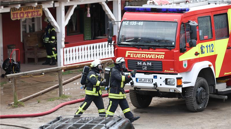 Einsatzkräfte der Feuerwehr sind auf dem Gelände der Westernstadt Pullman City Harz in Hasselfelde im Einsatz. Am Vormittag kam es hier zu einem Gebäudebrand in einer Gaststätte.