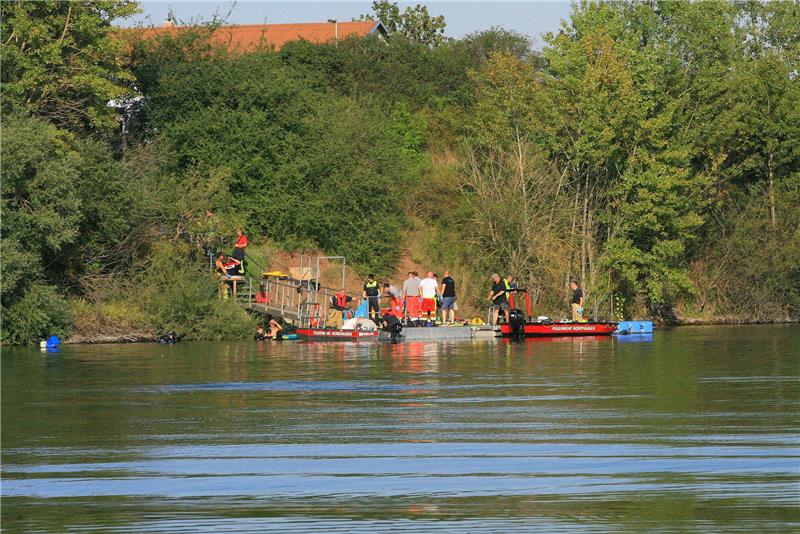Tödlicher Tauchunfall in See – Ausrüstung wird noch untersucht Einsatzkräfte der Feuerwehr stehen am Sundhäuser See. Nahe Nordhausen sind vor rund zwei Wochen zwei Menschen beim Tauchen ums Leben gekommen. Foto: picture alliance/dpa/dpa-Zentralbild | Silvio Dietzel