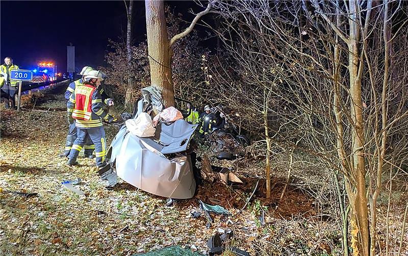 Glatteis: So schlitterte Niedersachsen in den Montag Einsatzkräfte der Feuerwehr stehen an der Autobahn 27 neben einem verunfallten Auto. Auf der A27 bei Walsrode-Hamwiede (Landkreis Heidekreis) ist ein 25 Jahre alter Autofahrer bei einem Unfall getötet worden. Sein Auto war aufgrund von Glätte von der Fahrbahn abgekommen. Aufgrund von Blitzeis kommt es in ganz Niedersachsen zu zahlreichen Unfällen. Bestmögliche Qualität. Foto: ---/Feuerwehr Walsrode/dpa