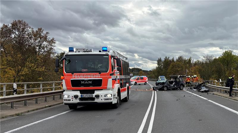 Drei Tote bei schwerem Unfall bei Braunschweig Einsatzkräfte der Feuerwehr stehen an der Unfallstelle auf der Bundesstraße 4 auf einer Brücke über den Mittellandkanal neben einem zerstörten Fahrzeug. Nach dem schweren Verkehrsunfall wurde die Bundesstraße 4 voll gesperrt, wie die Polizei mitteilte.