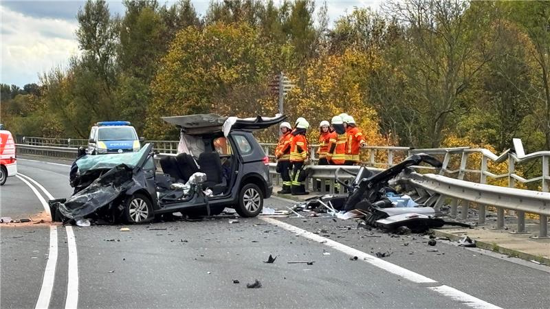 Braunschweig: Auto stürzt in Mittellandkanal – viele Fragen offen Einsatzkräfte der Feuerwehr stehen an der Unfallstelle auf der Bundesstraße 4 auf einer Brücke über den Mittellandkanal neben einem zerstörten Fahrzeug. Nach dem schweren Verkehrsunfall wurde die Bundesstraße 4 voll gesperrt, wie die Polizei mitteilte.