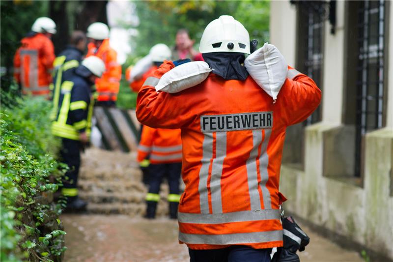 Einsatzkräfte der Feuerwehr tragen am im Juli 2017 in Goslar Sandsäcke. Symbolfoto: picture alliance / Swen Pförtner/dpa | Swen Pförtner