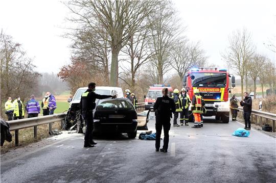 Einsatzkräfte der Feuerwehr und Polizei an der Unfallstelle. Auf der Bundesstraße 243 bei Bornhausen waren am 9. Februar ein Passat mit einem Transporter frontal zusammengestoßen. Foto: Neuendorf