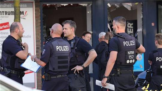 Einsatzkräfte der Feuerwehr und Polizei in der Innenstadt von Solingen. Hier ist es zu einer Explosion gekommen.