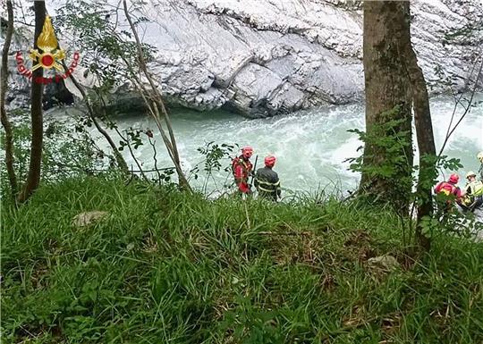 Einsatzkräfte der Feuerwehr und der Bergrettung haben die Teenagerin tot geborgen.