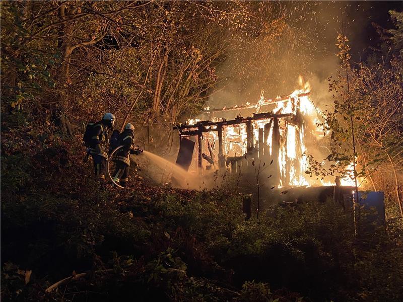 Goslar: Gartenlaube brennt nieder – Polizei ermittelt Einsatzkräfte der Feuerwehren Goslar und Hahndorf bekämpften am Dienstagmorgen einen Laubenbrand in Goslar. Foto: Feuerwehr Goslar