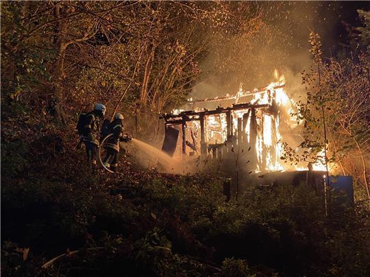 Einsatzkräfte der Feuerwehren Goslar und Hahndorf bekämpften am Dienstagmorgen einen Laubenbrand in Goslar. Foto: Feuerwehr Goslar