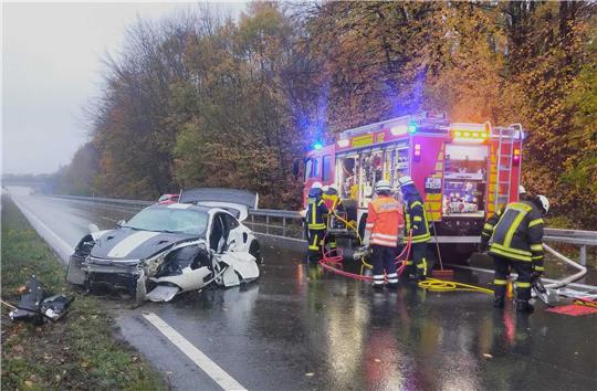 Einsatzkräfte der Feuerwehren Schladen und Wehre waren schnell an der Unfallstelle. Foto: Privat