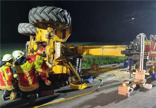 Einsatzkräfte der Feuerwehren aus Hahausen und Lutter stabilsieren das Fahrzeug, um den tödlich verunglückten Fahrer zu bergen. Foto: Feuerwehr Lutter