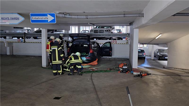 Einsatzkräfte der Freiwilligen Feuerwehr Goslar zogen den Pkw mit der Hilfe eines Mehrzweckzugs aus dem Loch. Foto: Sowa