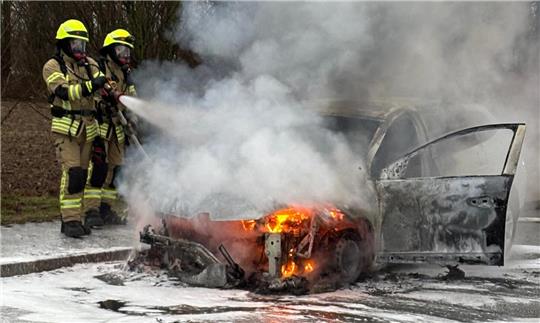 Einsatzkräfte der Freiwilligen Feuerwehr Othfresen löschen den brennenden Pkw.