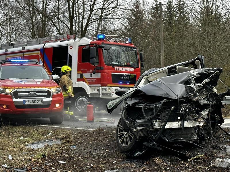 Blankenburg: Mann (62) stirbt bei Frontalcrash mit Baum Einsatzkräfte der Freiwilligen Feuerwehren entfernten das Dach des Audis. Foto: Feuerwehr Blankenburg