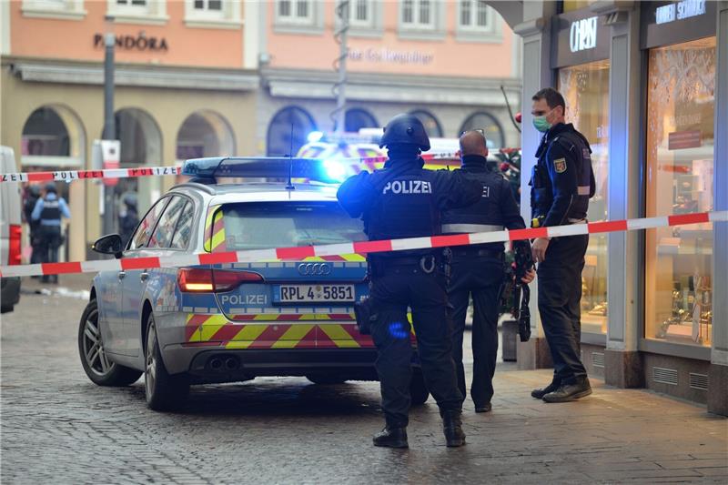 Urteil zur Amokfahrt in Trier überwiegend aufgehoben Einsatzkräfte der Polizei am 1. Dezember 2020 in Trier nach der Amokfahrt, bei der fünf Menschen ums Leben kamen.