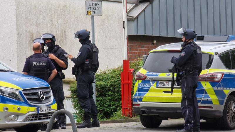 Schüsse in Hagen: Zustand von verletzten Frauen stabil Einsatzkräfte der Polizei am 1. Juni in Hagen im Einsatz.
