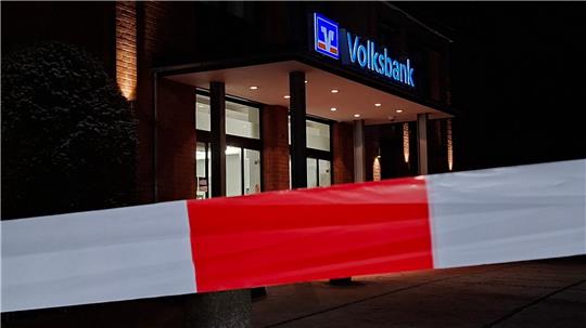 Einsatzkräfte der Polizei arbeiten an einer Volksbank-Filiale in Stuhr, wo Schließfächer aufgebrochen wurden.  