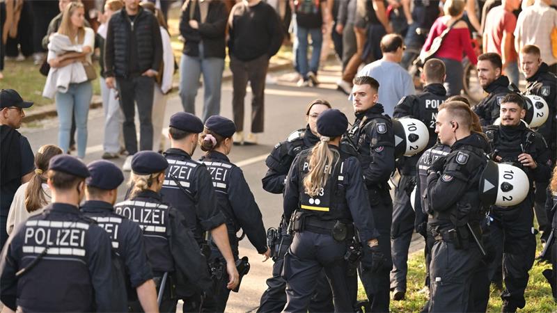 Einsatzkräfte der Polizei auf der Ländermeile am Tag der Deutschen Einheit in Bremen. (Archivbild)