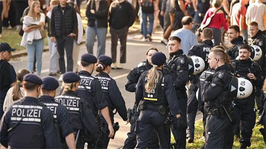 Einsatzkräfte der Polizei auf der Ländermeile am Tag der Deutschen Einheit in Bremen. (Archivbild)