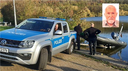Einsatzkräfte der Polizei aus Hannover lassen ein Boot zu Wasser. Foto: Epping/Polizei Goslar