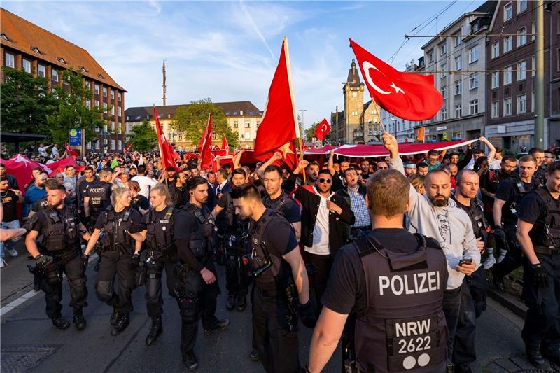Deutsch-Türken stimmen bei Stichwahl überwiegend für Erdogan Einsatzkräfte der Polizei begleiten Anhänger des türkischen Präsidenten Erdogan im Duisburger Norden.