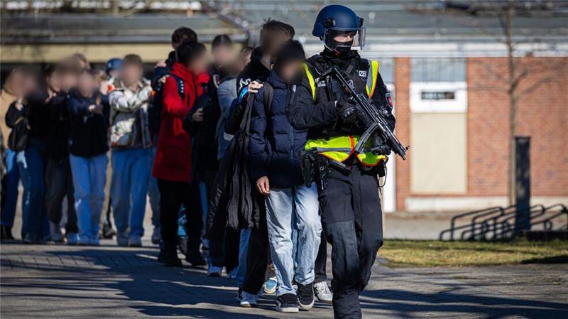 Entwarnung nach Amokalarm an Braunschweiger Gymnasium Einsatzkräfte der Polizei begleiten Schülerinnen und Schüler eines Braunschweiger Gymnasiums ins Freie.